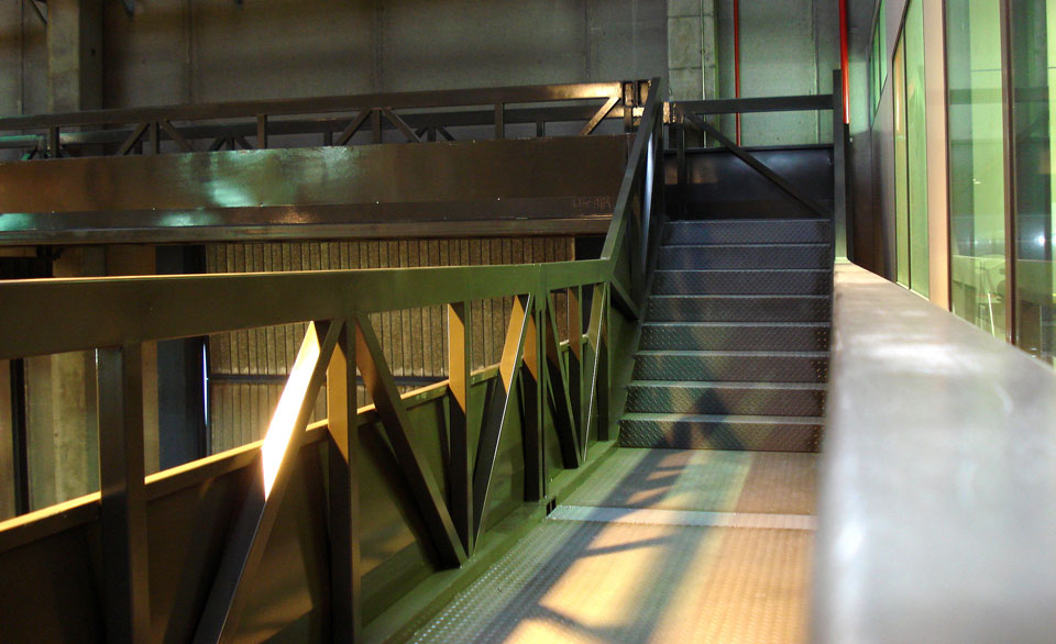 Pasarela y escalera